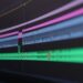 Timeline colorée d’un logiciel de montage vidéo affichée sur un écran