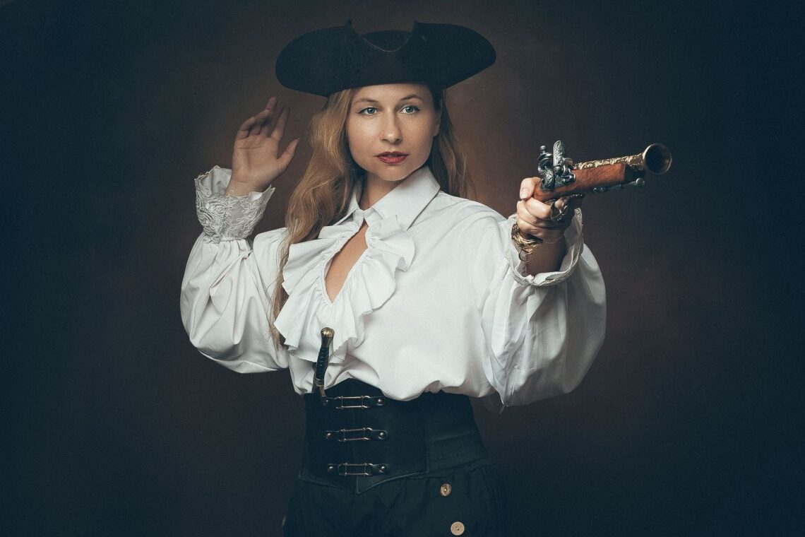 Femme en costume historique, tricorne noir et pistolet à la main
